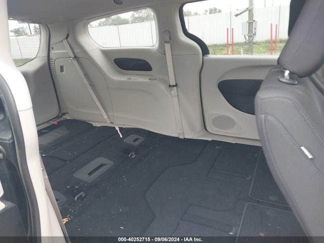 2C4RC1CG2NR153019 Chrysler Voyager Lx
