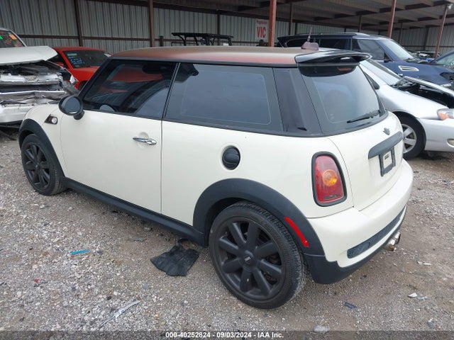 2007 MINI COOPER S WMWMF735X7TL88702 Photo 2