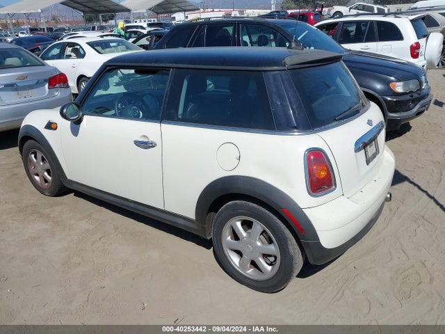 2007 MINI COOPER WMWMF33517TT54060 Photo 2