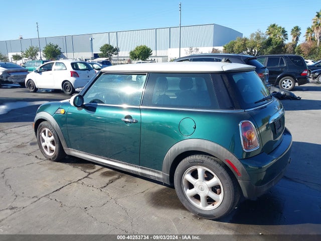 2009 MINI COOPER WMWMF335X9TU73115 Photo 2