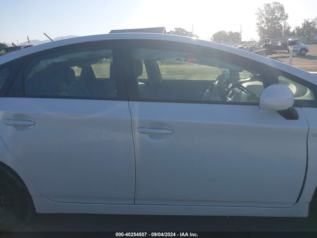 Toyota Prius Three 2014 JTDKN3DU0E1765347 Image 13