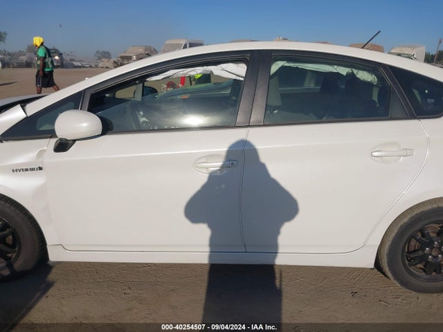 Toyota Prius Three 2014 JTDKN3DU0E1765347 Image 14