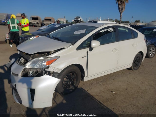 Toyota Prius Three 2014 JTDKN3DU0E1765347 Image 2
