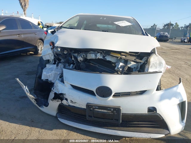 Toyota Prius Three 2014 JTDKN3DU0E1765347 Image 6