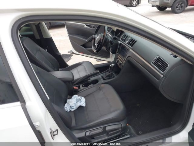 1VWDT7A38HC005156 Volkswagen Passat 1.8t R-line