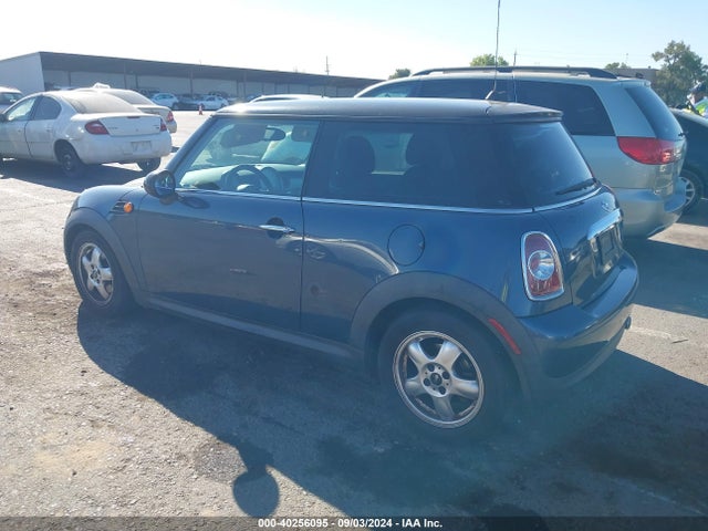 2011 MINI COOPER WMWSU3C57BT098903 Photo 2