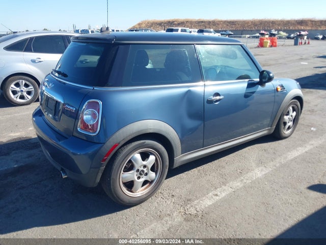 2011 MINI COOPER WMWSU3C57BT098903 Photo 3