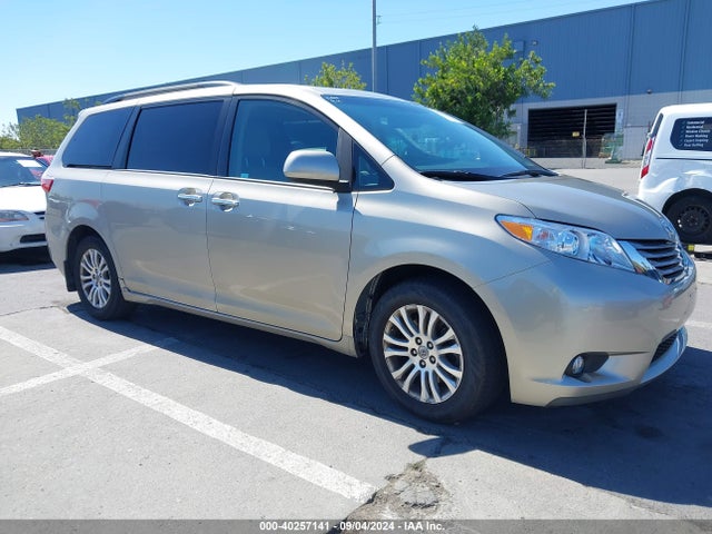 Toyota Sienna Xle 8 Passenger 2017 5TDYZ3DC8HS812069 головне зображення