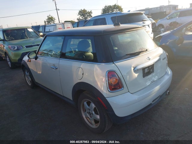 2009 MINI COOPER WMWMF335X9TW72066 Photo 2