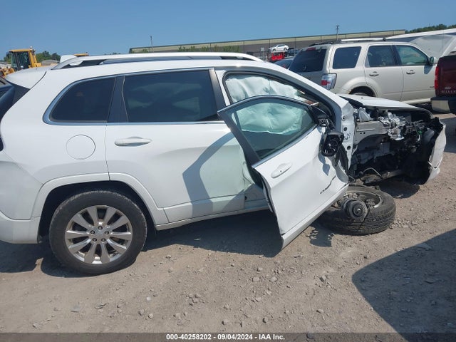 1C4PJMJX9JD594340 Jeep Cherokee Overland 4x4