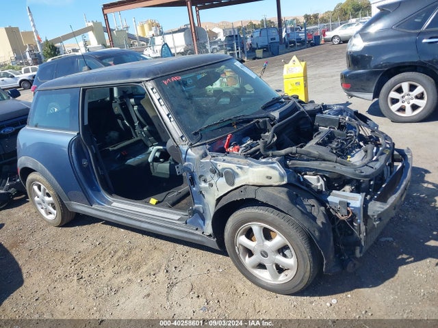 2010 MINI COOPER WMWMF3C50ATZ27716 Photo 0