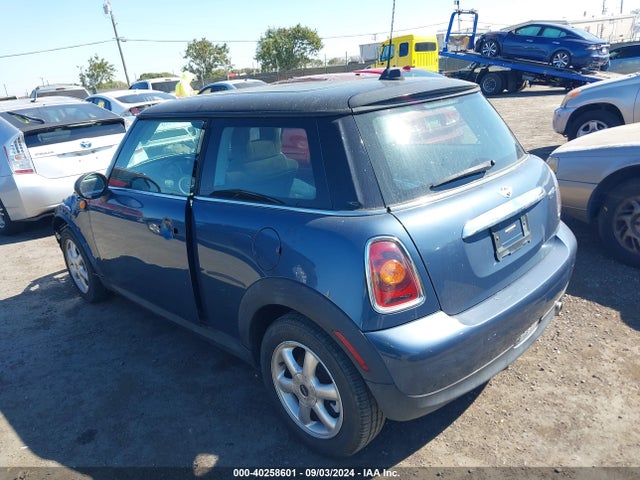 2010 MINI COOPER WMWMF3C50ATZ27716 Photo 2