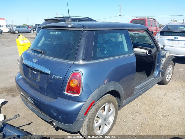 2010 MINI COOPER WMWMF3C50ATZ27716 Photo 3