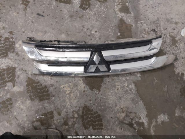 JA4AZ3A31JJ002205 Mitsubishi Outlander Es