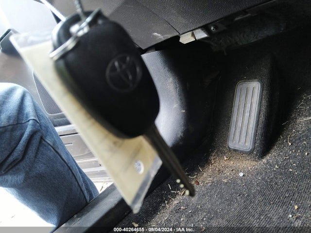 Toyota RAV4 LE 2015 JTMBFREV6FJ021826 Image 11