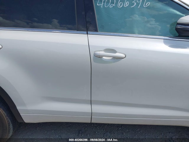5TDZARFH3JS041551 Toyota Highlander Le