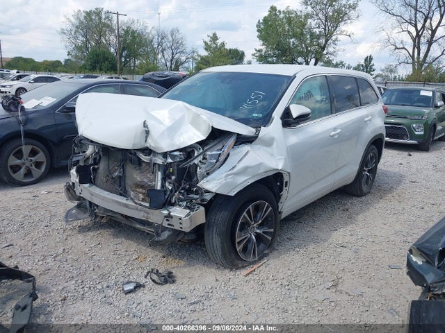 5TDZARFH3JS041551 Toyota Highlander Le