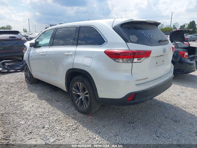 5TDZARFH3JS041551 Toyota Highlander Le