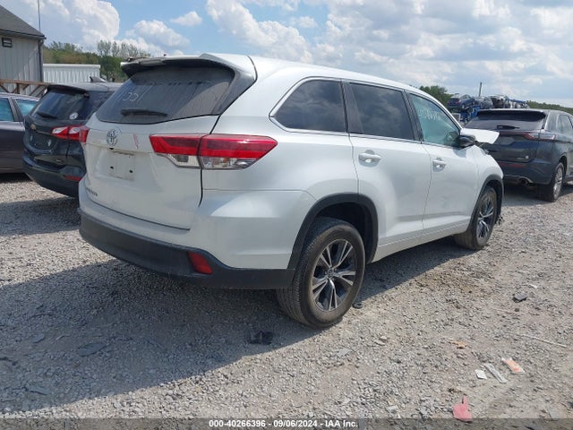 5TDZARFH3JS041551 Toyota Highlander Le