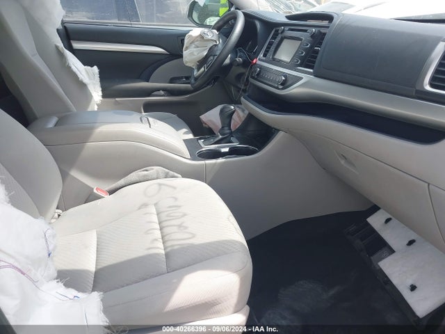 5TDZARFH3JS041551 Toyota Highlander Le