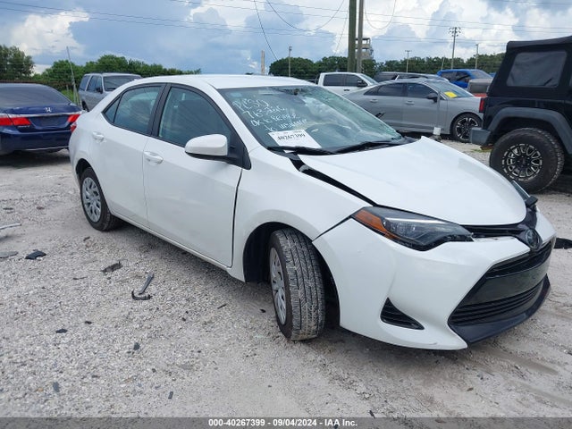 Toyota COROLLA LE 2018 5YFBURHE1JP763220 головне зображення