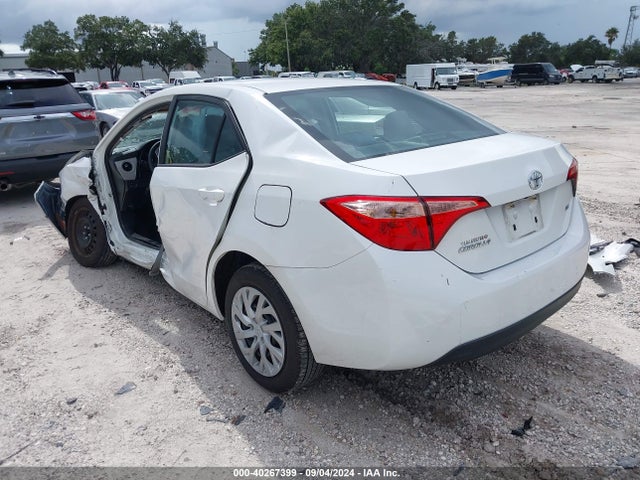 Toyota COROLLA LE 2018 5YFBURHE1JP763220 Image 3