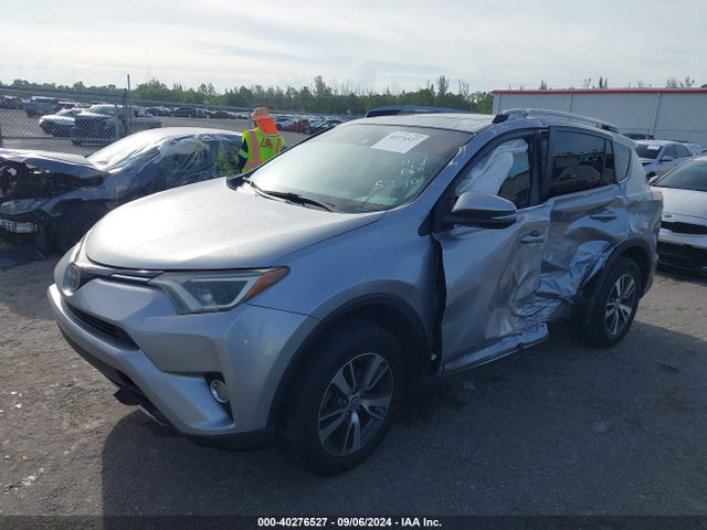 Toyota Rav4 Xle 2017 2T3WFREV4HW405240 Image 2