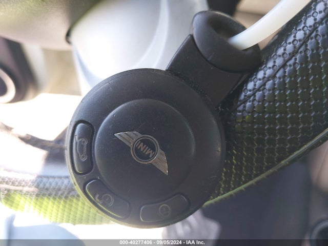 2010 MINI COOPER WMWMF3C56ATZ24027 Photo 10