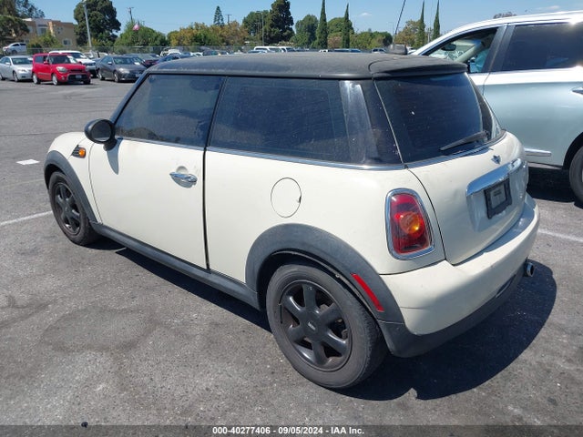 2010 MINI COOPER WMWMF3C56ATZ24027 Photo 2