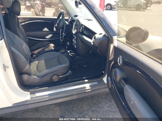 2010 MINI COOPER WMWMF3C56ATZ24027 Photo 4