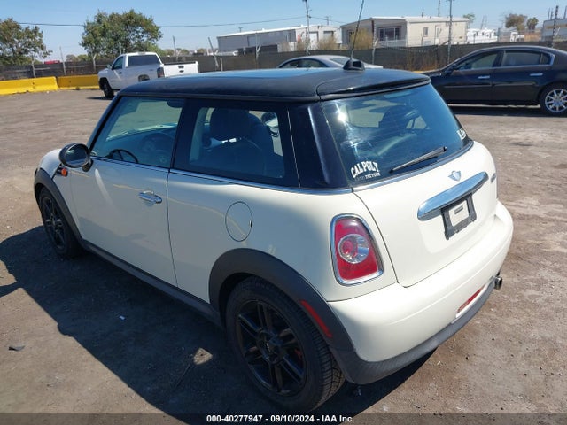 2012 MINI COOPER WMWSU3C57CT541813 Photo 2