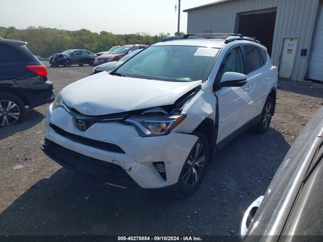 Toyota Rav4 Xle 2018 2T3WFREV5JW416950 Image 2