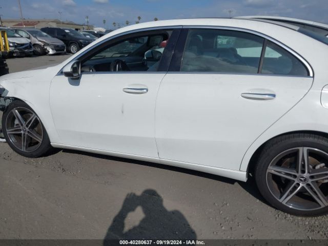 WDD3G4EB5KW032779 Mercedes-Benz A 220