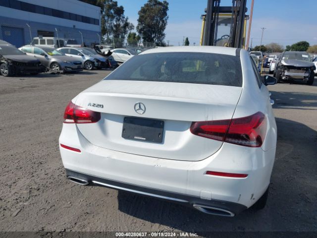 WDD3G4EB5KW032779 Mercedes-Benz A 220