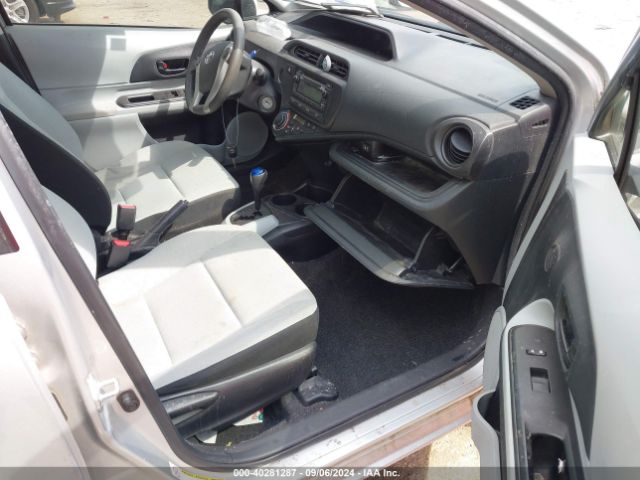 JTDKDTB32E1070834 Toyota Prius C One