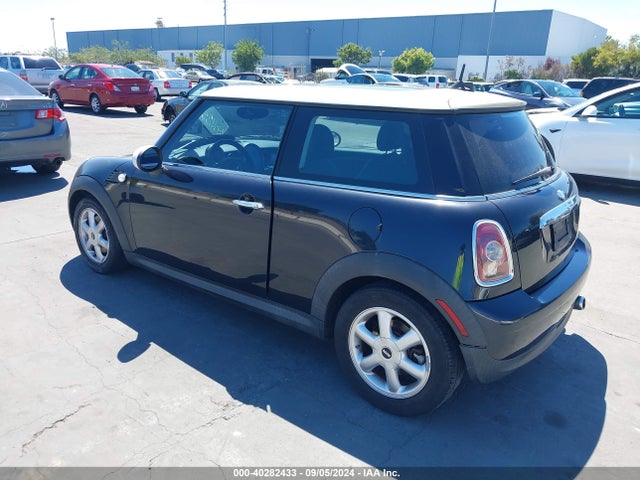 2008 MINI COOPER WMWMF33528TT65957 Photo 2