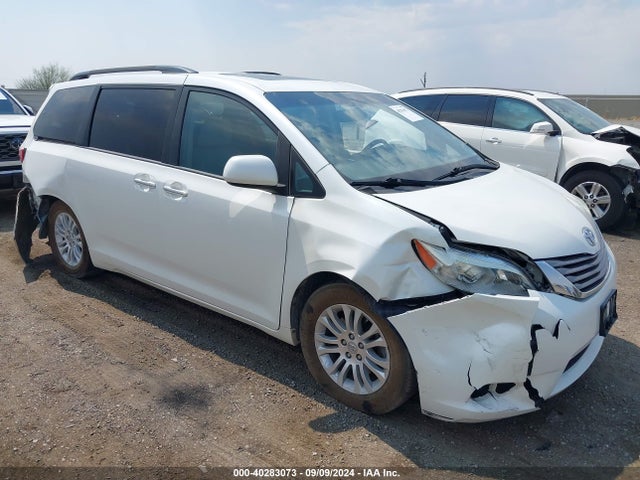 Toyota Sienna Xle 8 Passenger 2017 5TDYZ3DC7HS857097 Image 1