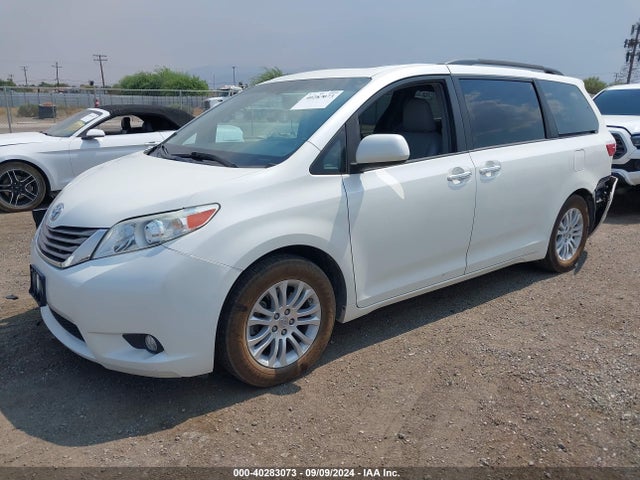 Toyota Sienna Xle 8 Passenger 2017 5TDYZ3DC7HS857097 Image 2