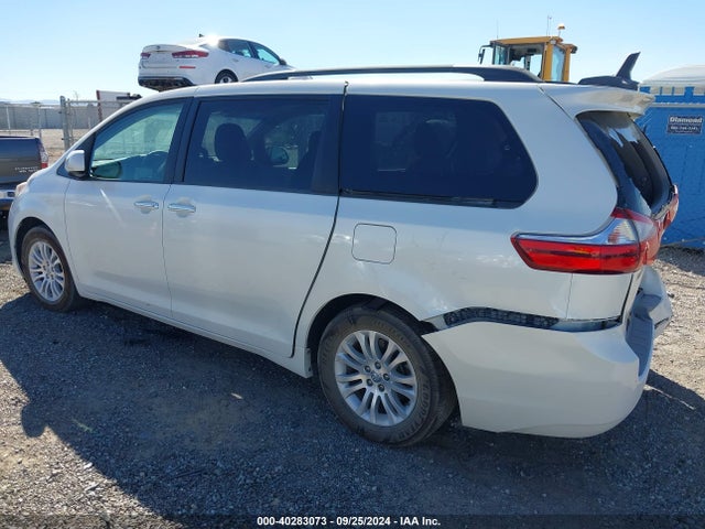 Toyota Sienna Xle 8 Passenger 2017 5TDYZ3DC7HS857097 Image 3