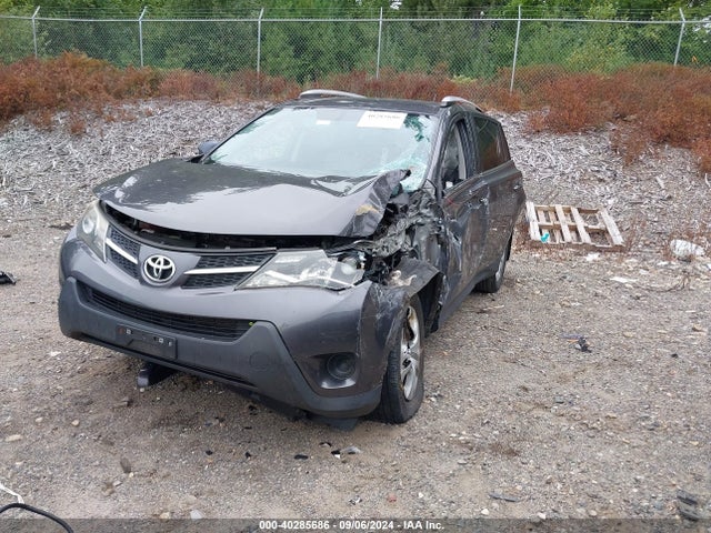 Toyota RAV4 LE 2015 JTMBFREV0FJ046379 Image 2