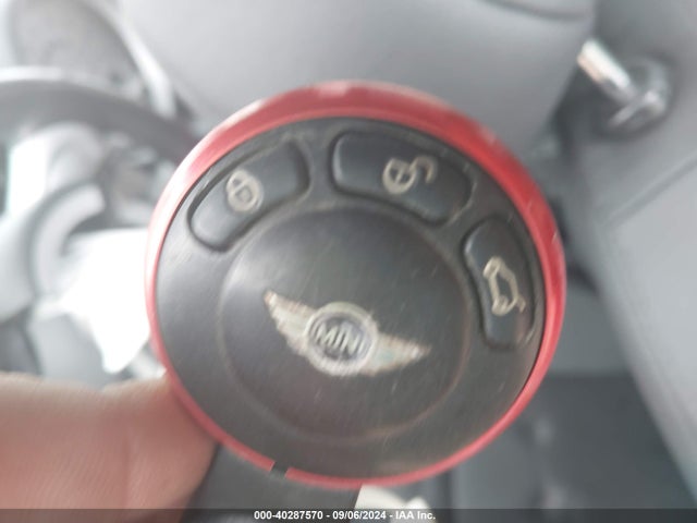 2010 MINI COOPER S CLUBMAN WMWMM3C5XATP76003 Photo 10