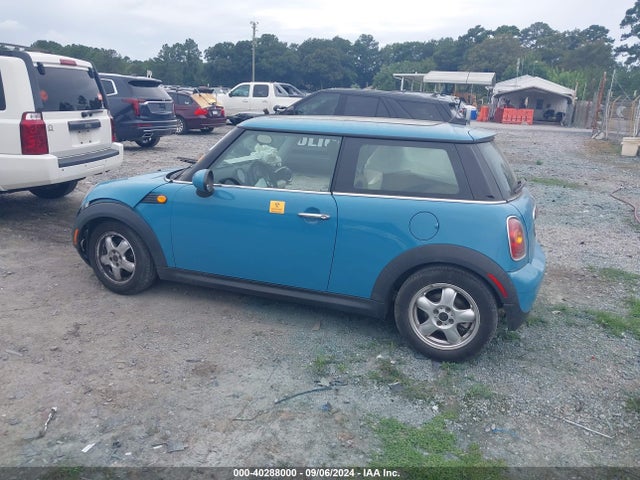 2007 MINI COOPER WMWMF33597TT57837 Photo 2