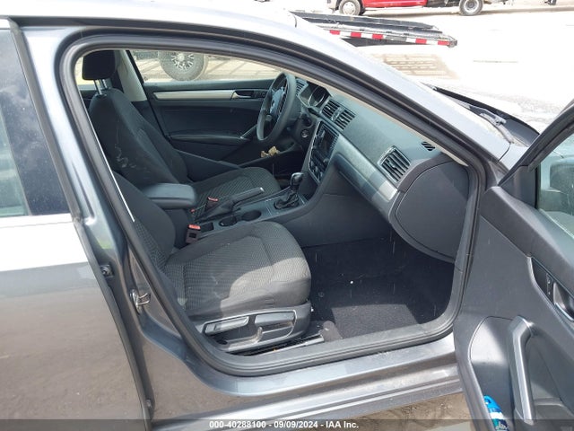1VWAT7A31HC044206 Volkswagen Passat 1.8t S