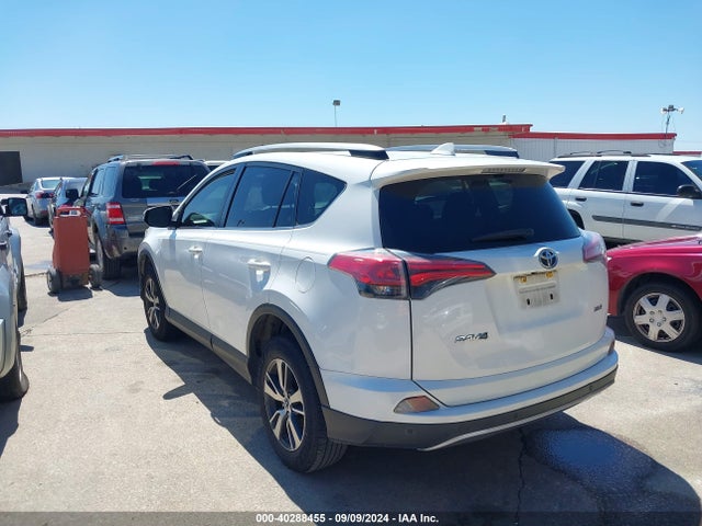Toyota Rav4 Xle 2018 JTMWFREV7JJ168568 Image 3