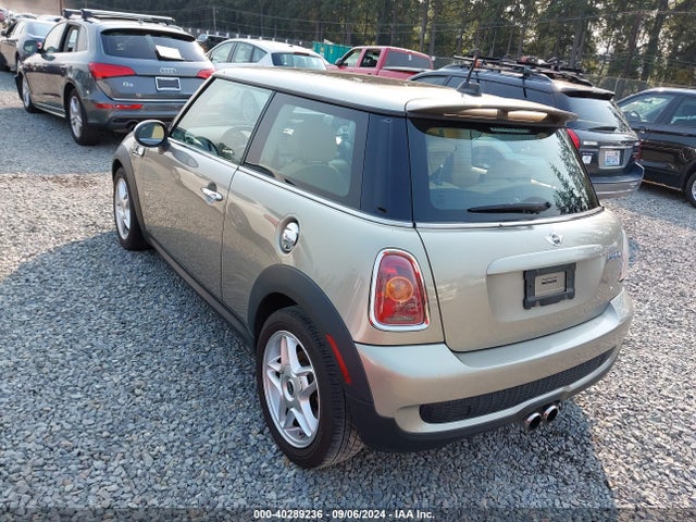 2010 MINI COOPER S WMWMF7C59ATZ69776 Photo 2