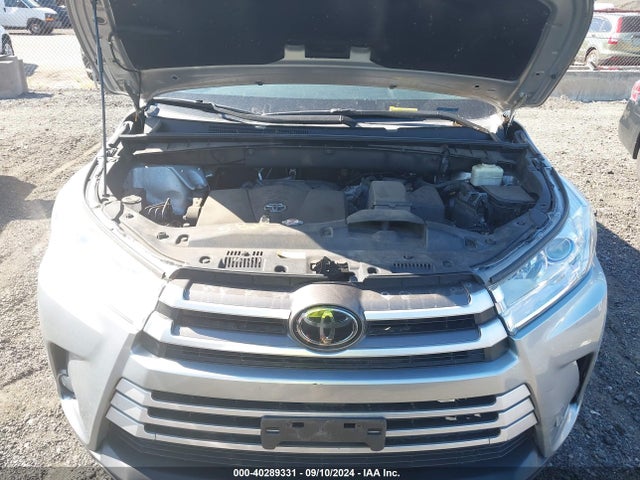 Toyota Highlander Le Plus 2018 5TDBZRFH1JS491662 Image 10