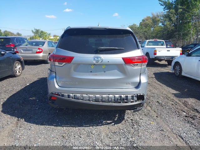 Toyota Highlander Le Plus 2018 5TDBZRFH1JS491662 Image 16