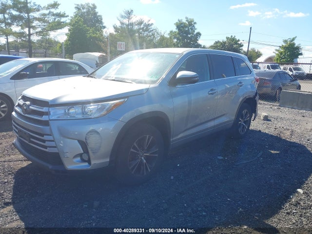 Toyota Highlander Le Plus 2018 5TDBZRFH1JS491662 Image 2