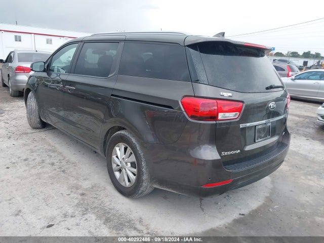 KIA SEDONA LX 2017 KNDMB5C18H6237129 Image 3