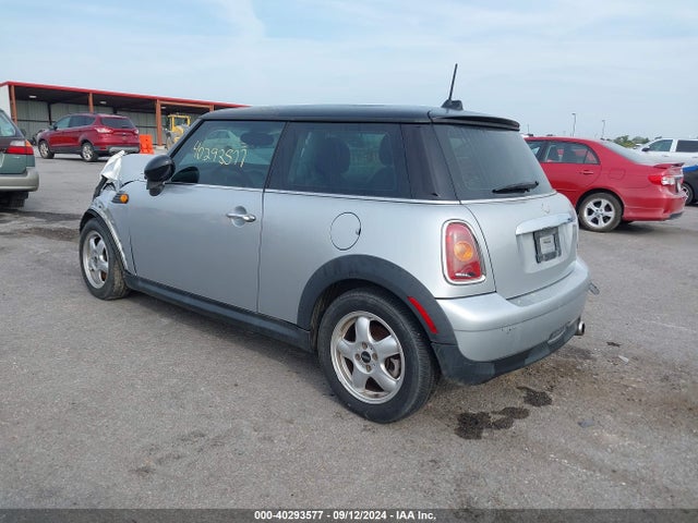 2007 MINI COOPER WMWMF33587TL68862 Photo 2